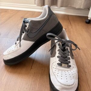Nike Men's White and Gray Air Force 1